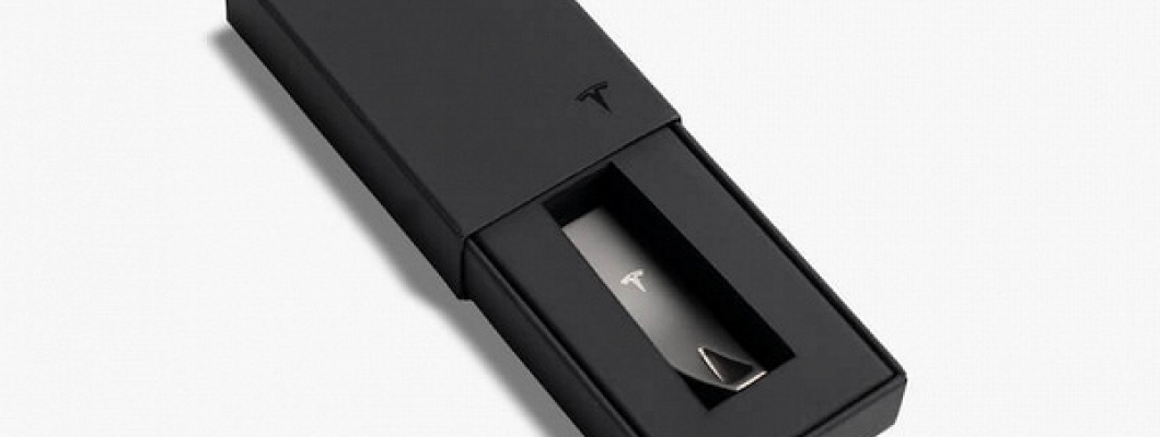Tesla начала продавать USB-флешки